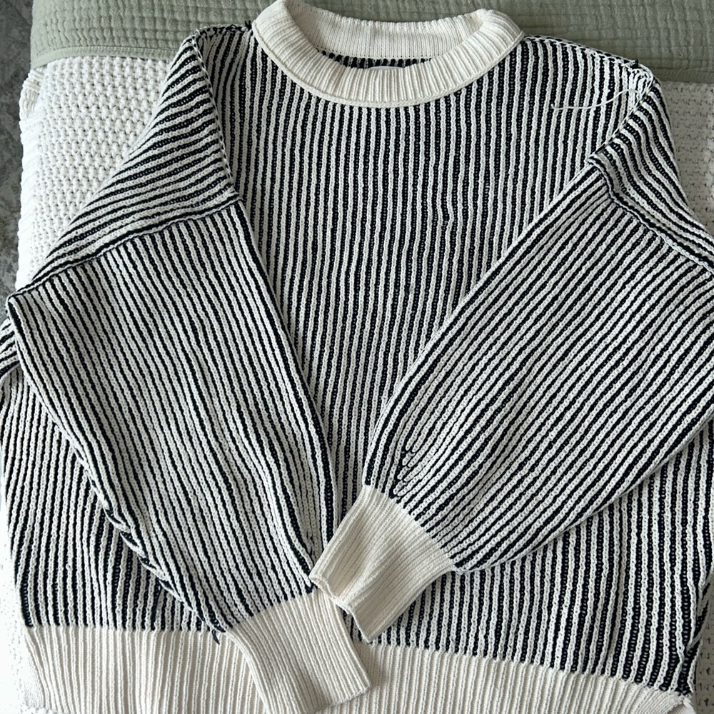 Aerie Viral Black and White Knit Sweater